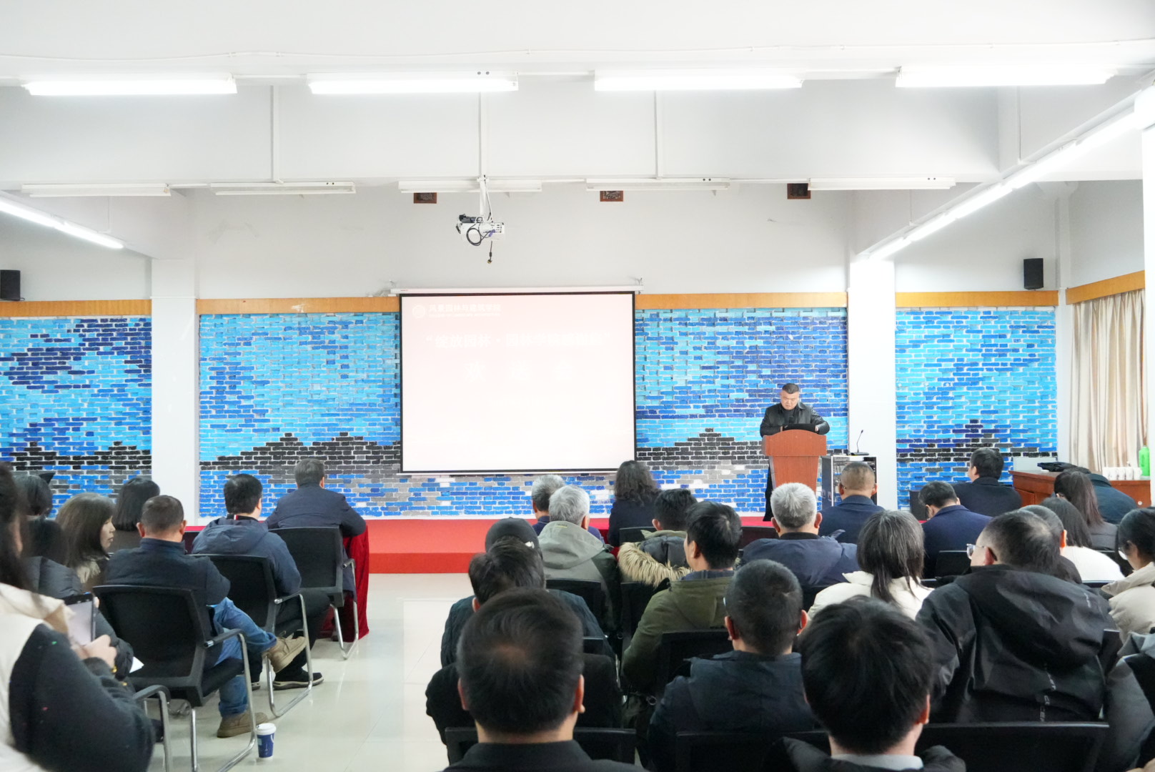 91吃瓜
召开新学期教职工大会暨欢送会、迎新会